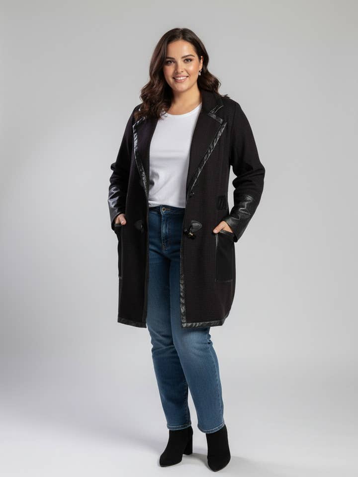 Giacca nera taglia grande con patch in similpelle (A563) per la vendita all'ingrosso da parte di Pomme Rouge Paris