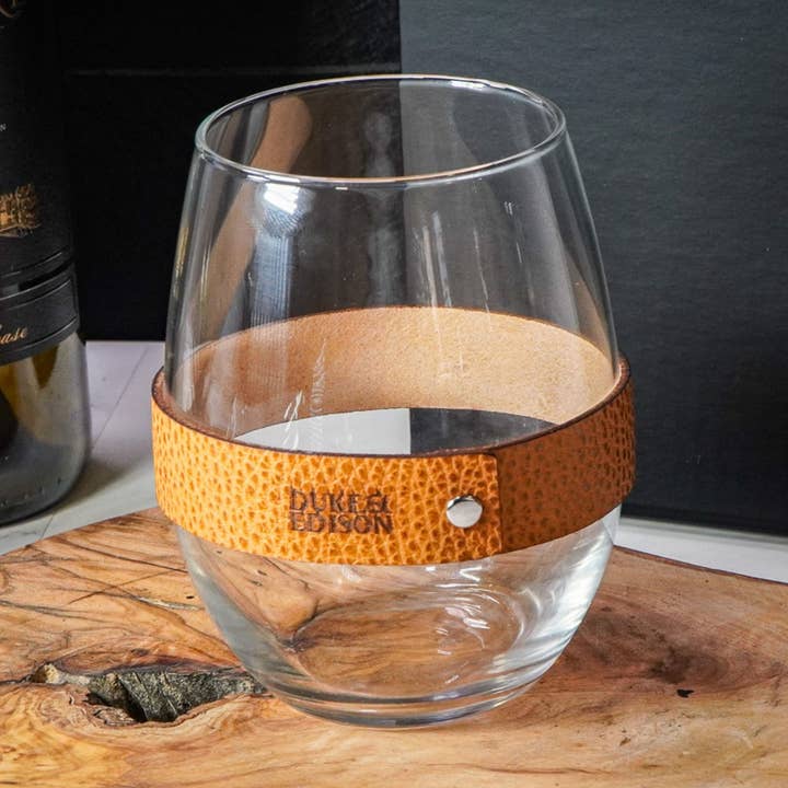 Verre à vin sans pied - Cuir brun naturel italien pour la vente par Duke and Edison