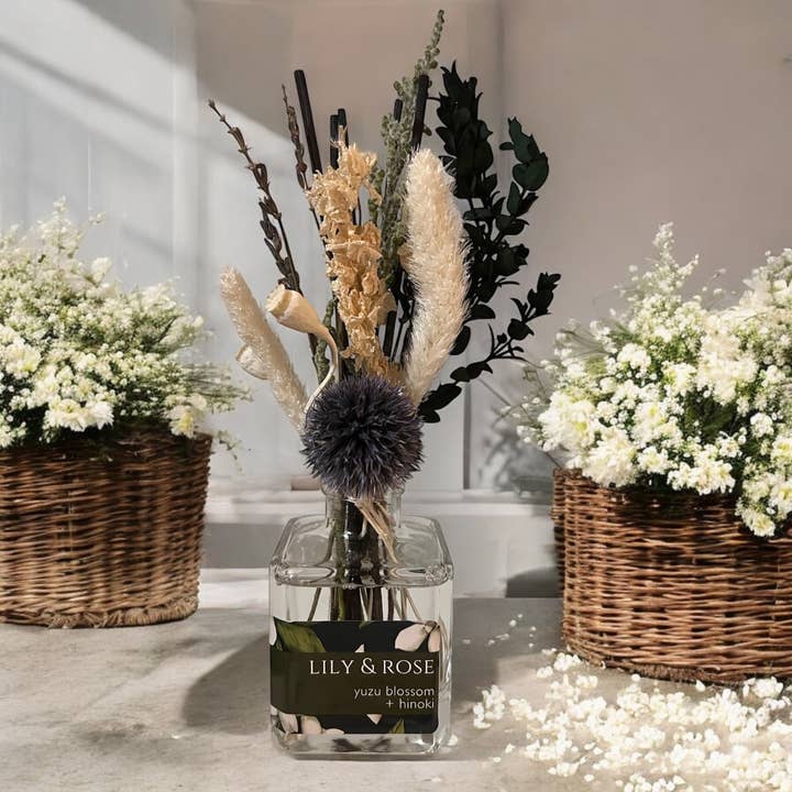 Lily & Rose Candle + Floral Boutique - Vente Diffuseur à tiges - Diffuseur à roseaux botanique Yuzu Blossom + Hinoki | 100g
