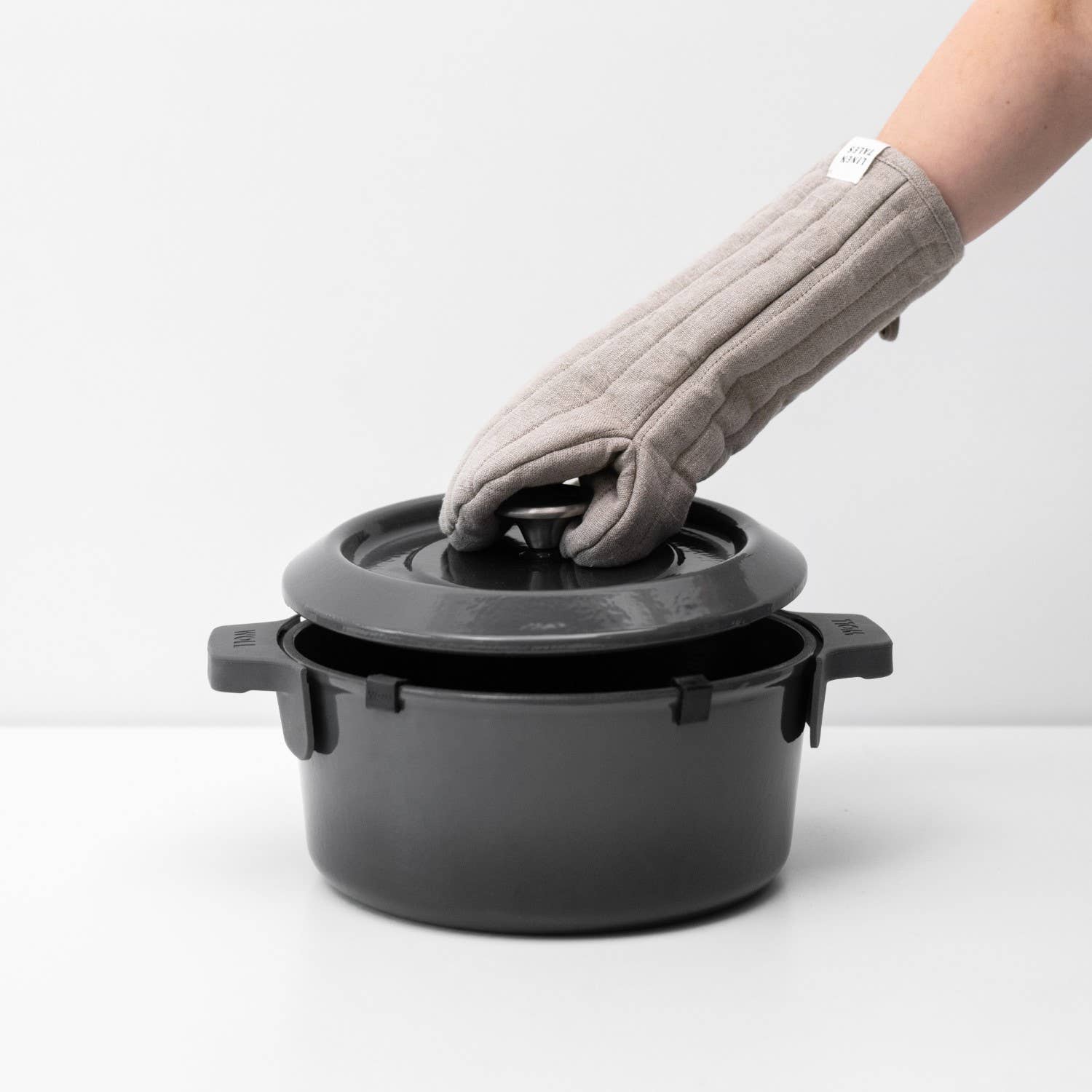 Linen Tales (We cover U.S. import duties) – wholesale Oven mitt/pot holder – Natural Linen Oven Mitt3