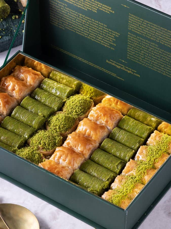 Karakoy Gulluoglu tyrkisk assorteret baklava i flot gaveæske for engroshandel hos Aladdin