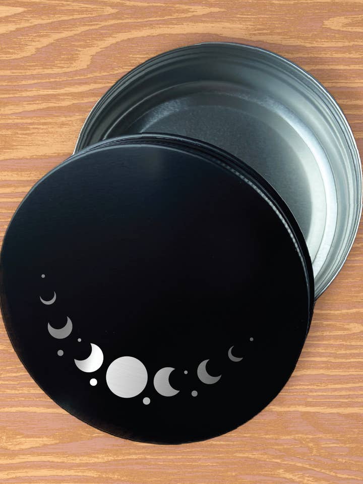 Månefase indgraveret 4 oz metal urtestash/opbevaringsbeholder for engroshandel hos Three Witches Tea Shop