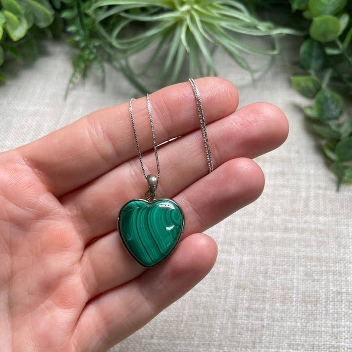 Copper Ashes – Engroshandel Halskæde med vedhæng – Halskæde i sterlingsølv med malakit-hjerte3