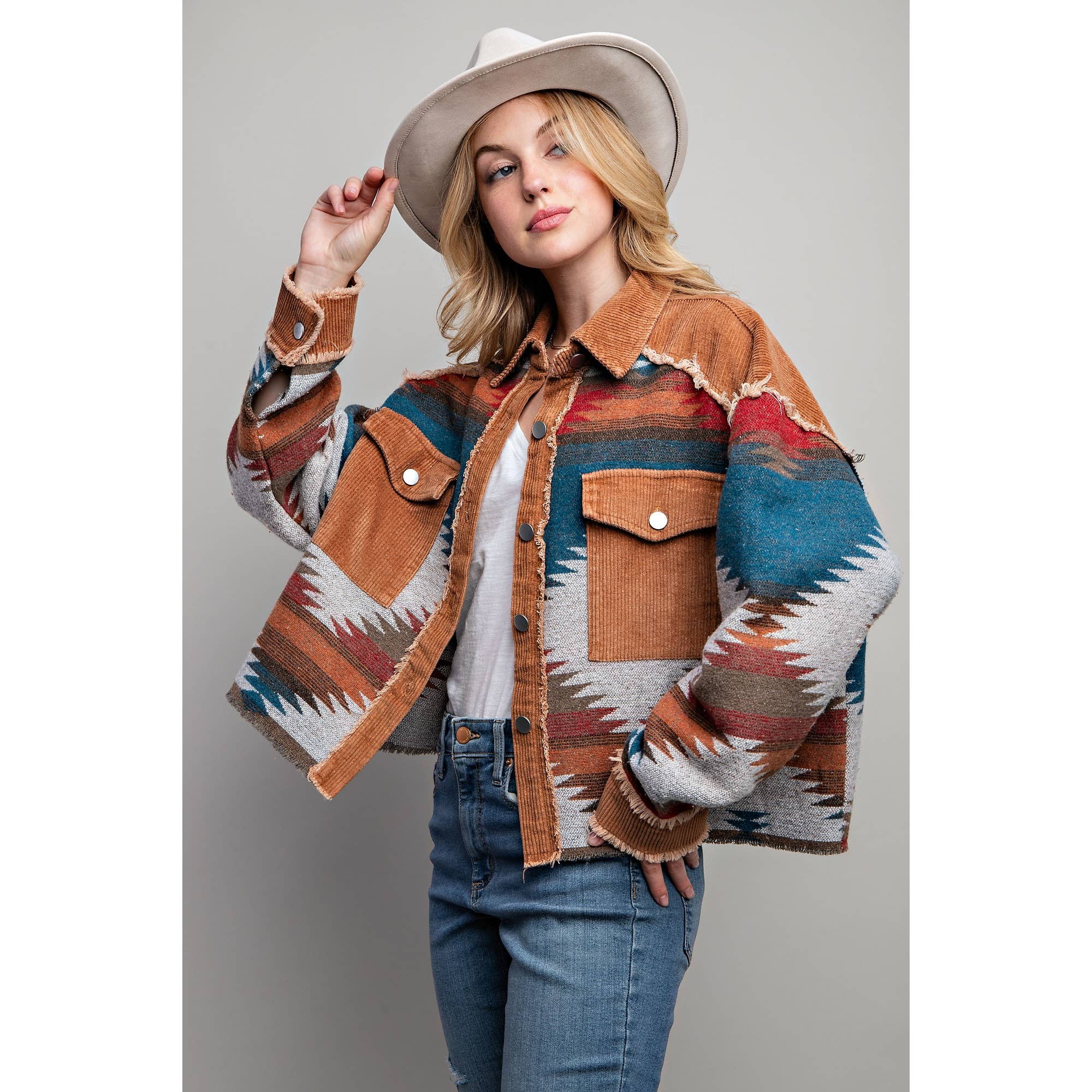 Sweet Generis – Großhandel Hemdjacke/Shacket – Damen – BUTTON-DOWN-HEMDJACKE IN BLOCKFARBEN MIT STAMMESMUSTER UND AZTEKISCHEM MUSTER7