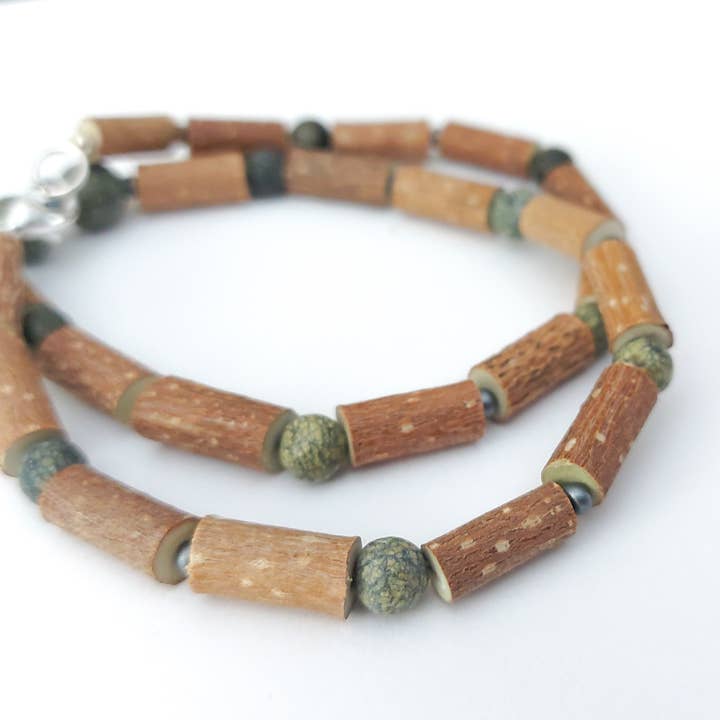 Hazelhouten halskettingen voor volwassenen en tieners voor wholesale door Maroke Rain Gear