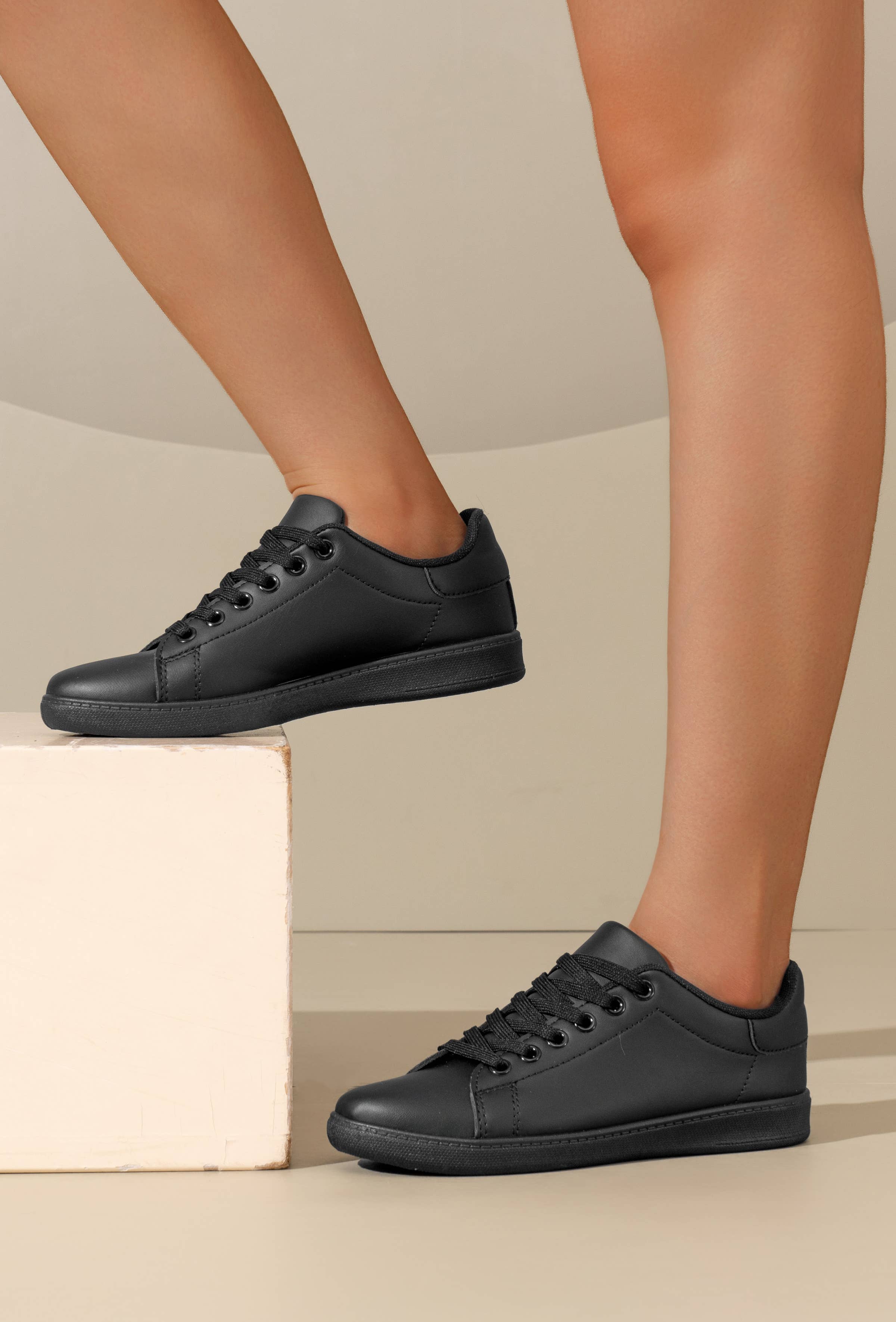 C'M PARIS – wholesale Vardagssneakers - Dam – Minimalistisk Låg Sneaker med Kontrasterande Klack 62236