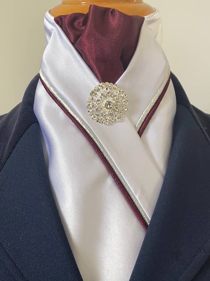 Cravate de dressage en satin blanc ou crème HHD avec épingle en strass bordeaux et argent pour la vente par Heavenly Horse Designs