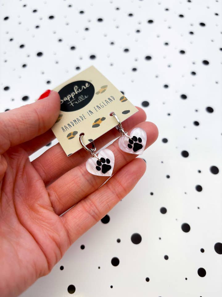 Boucles d'oreilles créoles cœur empreinte de patte en marbre rose bébé acrylique 1cm pour la vente par Sapphire Frills Ltd