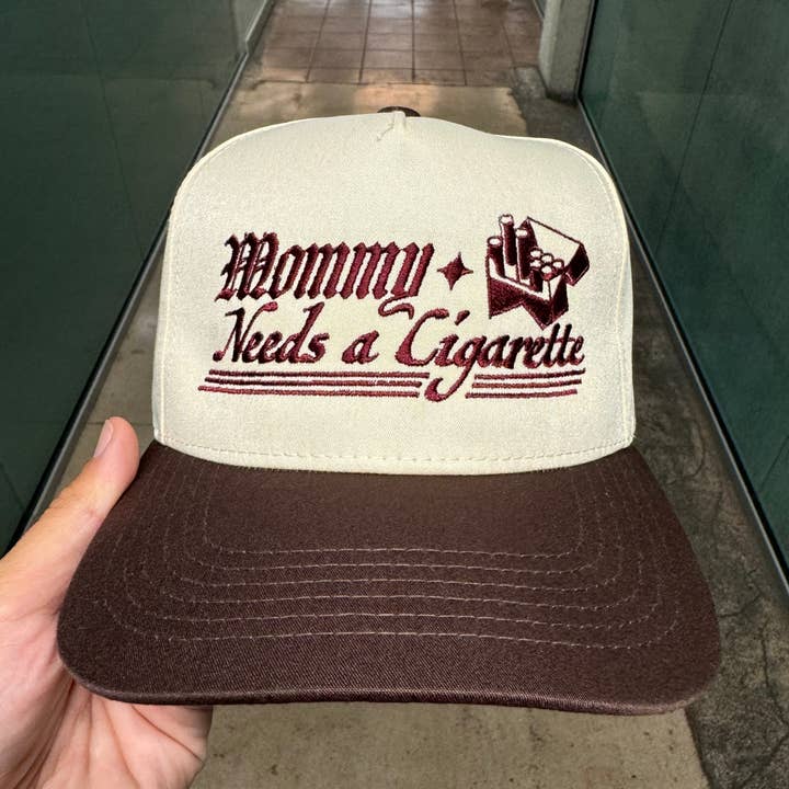 Freddy Tyler Paul - Venta al por mayor Gorra trucker - Mujer - Gorra "Mamá Necesita un Cigarro"1