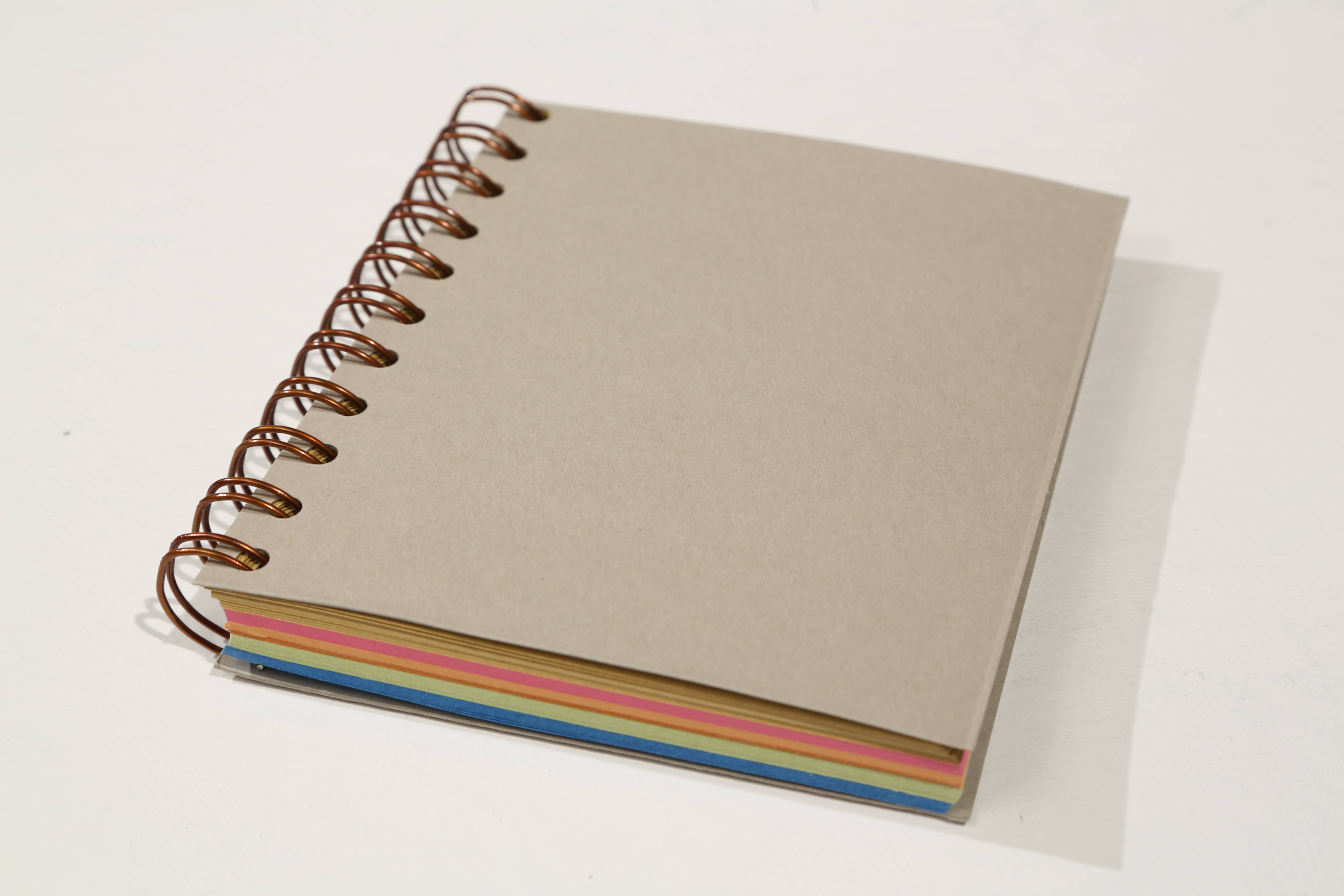 Maki Nature – wholesale Anteckningsblock – Spiralblock 11,5 x 13,5 cm med mångfärgade blad0