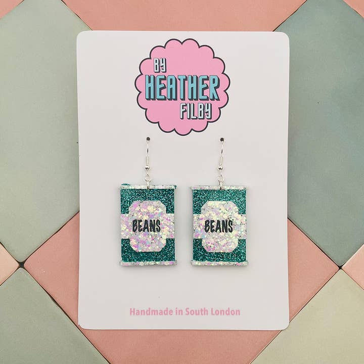 Boucles d'oreilles en résine pailletée boîte de haricots cuits au four pour la vente par By Heather Filby