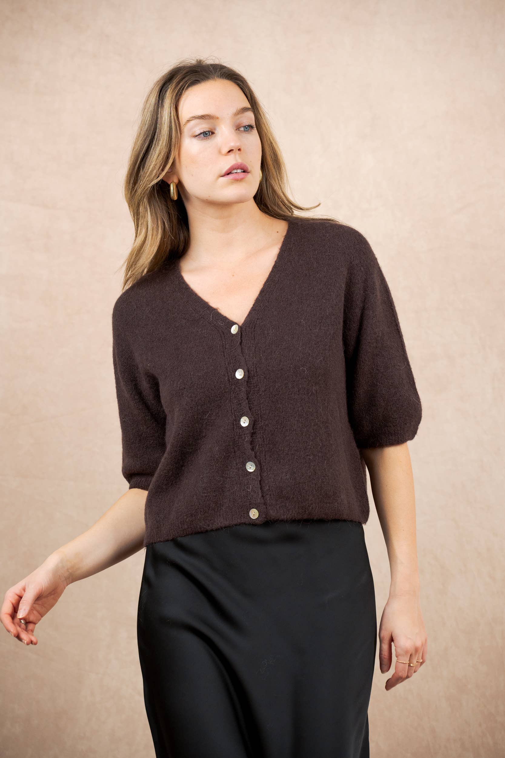 NAÏS PARIS - Wholesale Cardigan - Dames - V-hals cardigan met knopen en 3/4 mouwen van alpaca en wol21