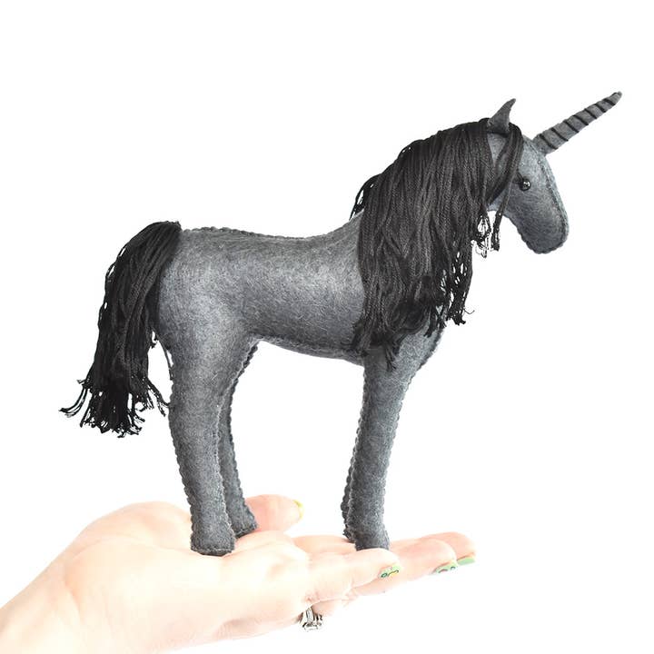 DelilahIris Designs – Großhandel Bastel-Nähset – Bastelset zum Nähen aus Filz — Dunkles Einhorn