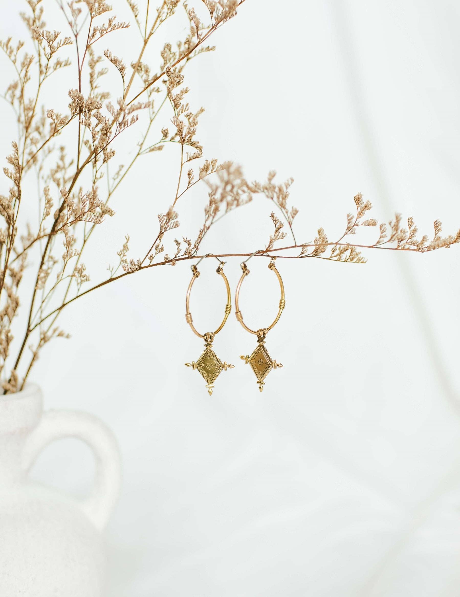 Nakila Collective – wholesale Hoop-örhängen – Stora Imani-örhängen i mässing med berberinspirerad diamantformad berlock8