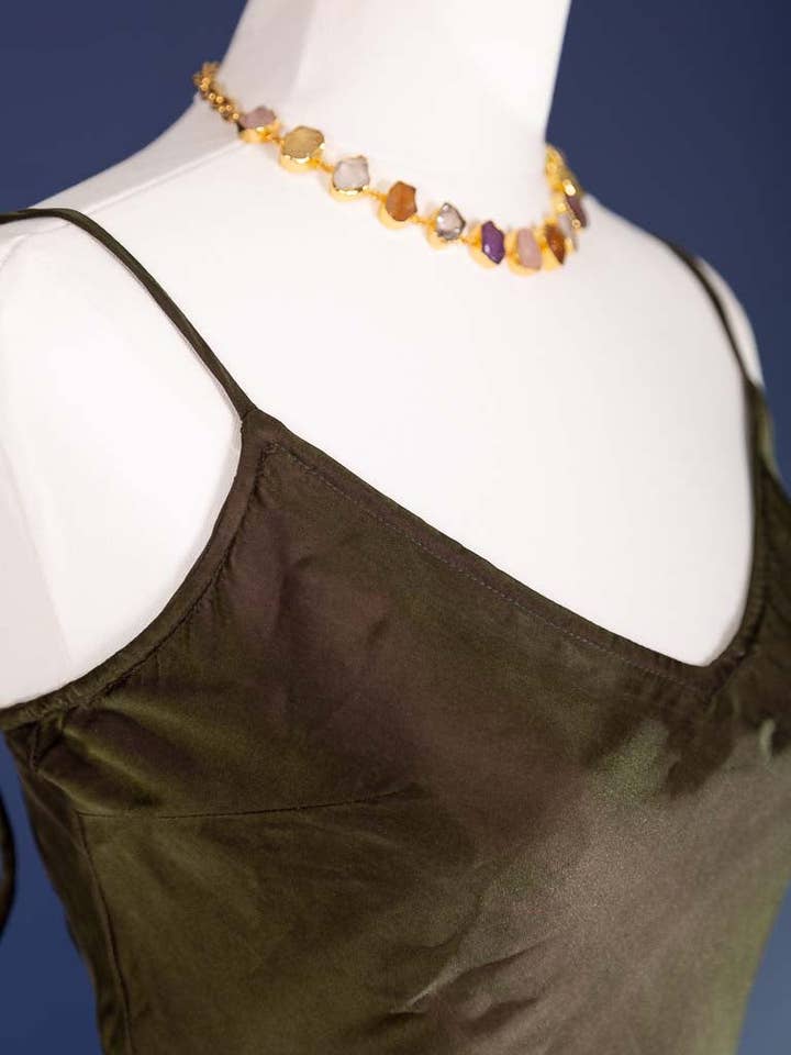 Marilyn Silke Satin Natkjole Lang Mørk Oliven for engroshandel hos TABOO FASHION