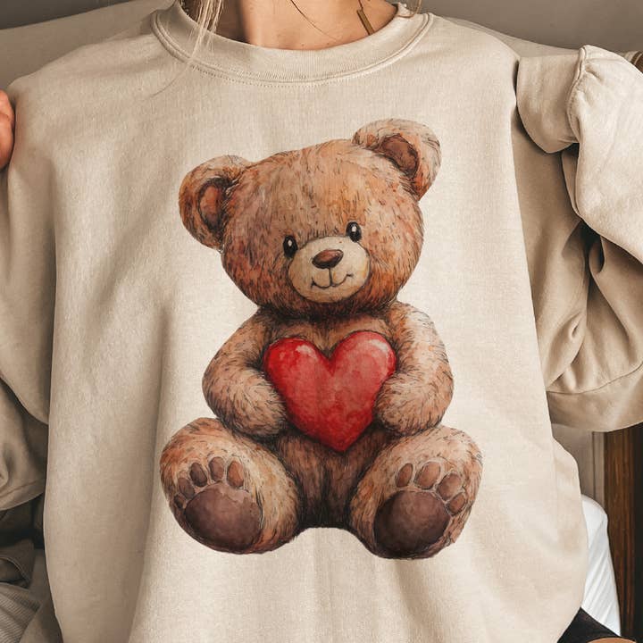 Par.tees by Party On! - Vendita all'ingrosso Felpa stampata - Donna - Felpa grafica con orsetto di San Valentino e cuore d'amore.