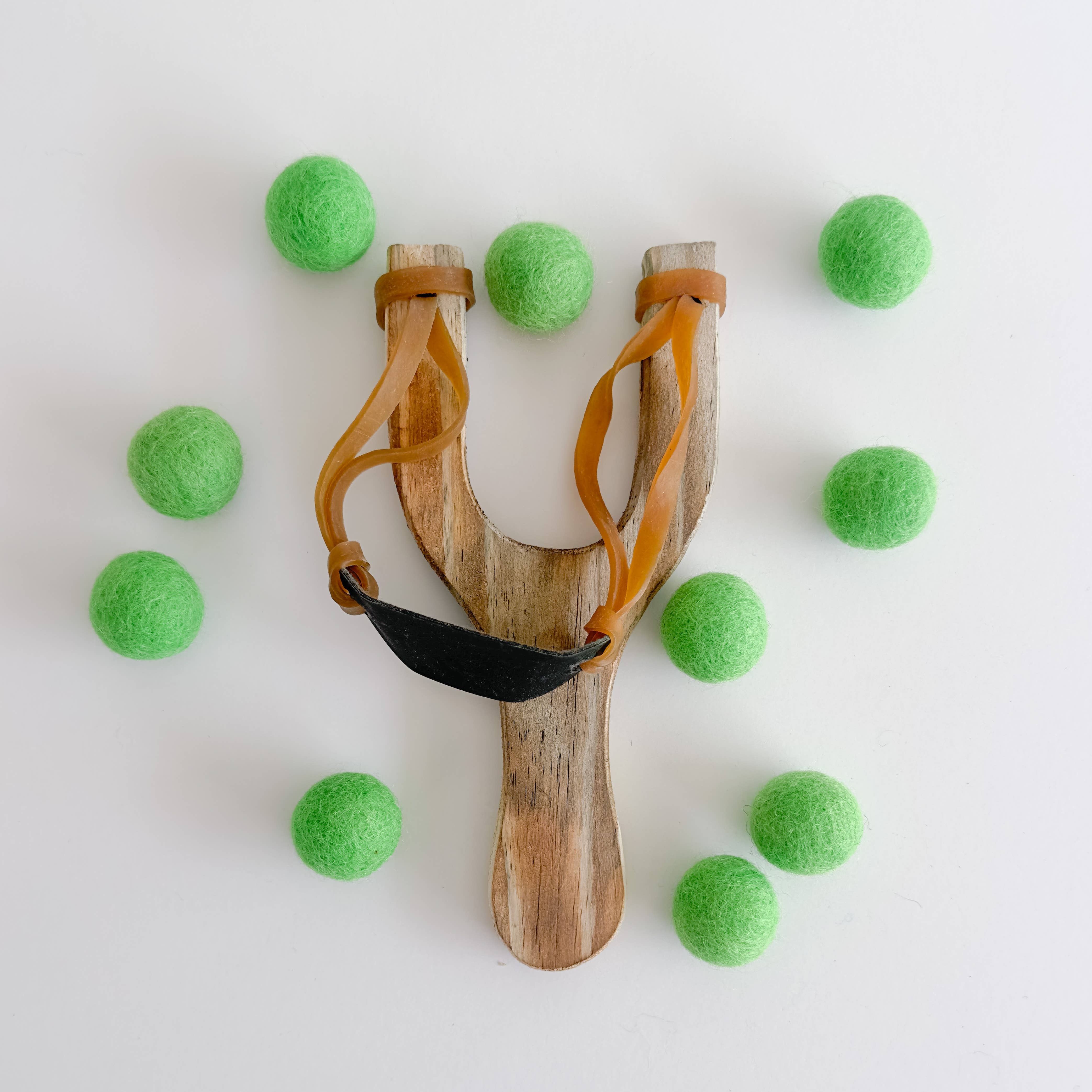 Hello Maypole – wholesale Slingshot – Child – Wood Slingshot with 10 Felt Balls4