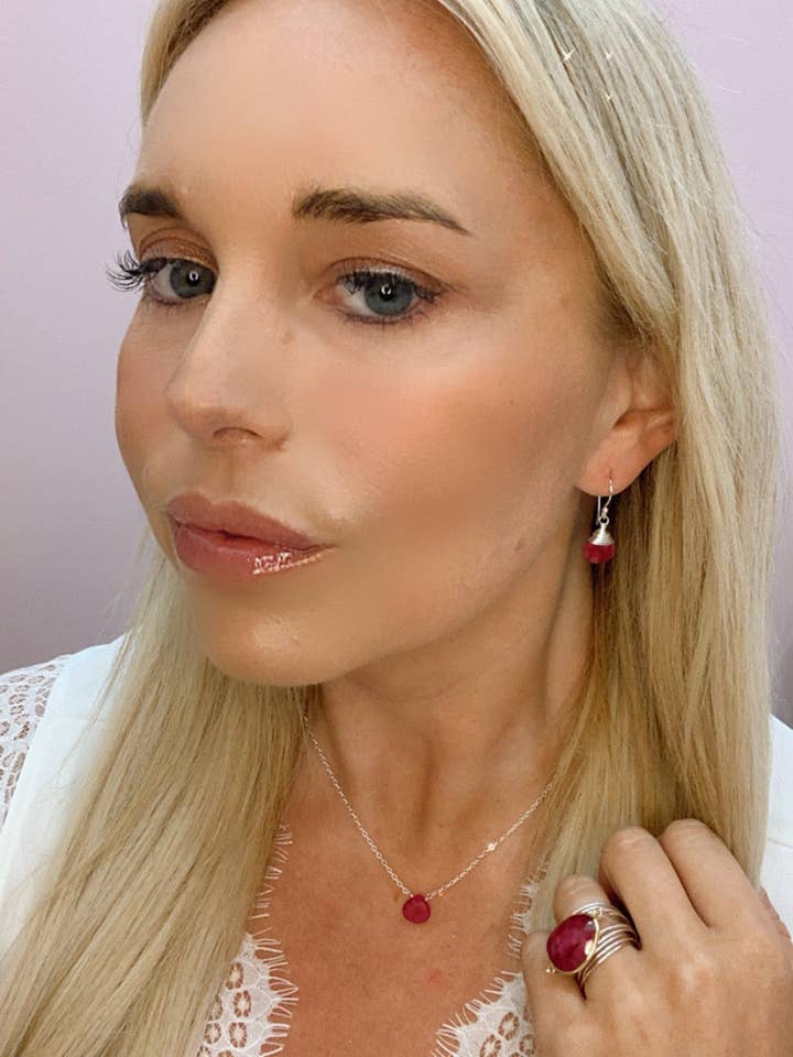 Boucle d'oreille Jill Short Drop en rubis pour la vente par A Blonde and Her Bag