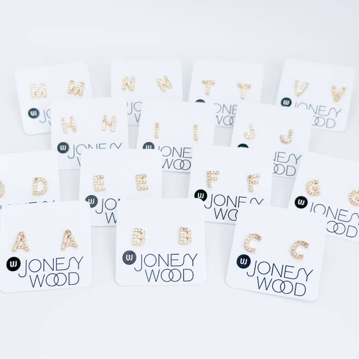 Orecchino a perno con iniziale Meyer per la vendita all'ingrosso da parte di Rand Design