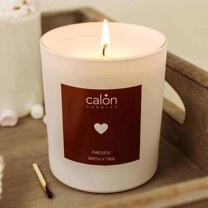 Bougie parfumée de luxe Fireside dans un coffret cadeau | Welsh Candle pour la vente par Calon Home