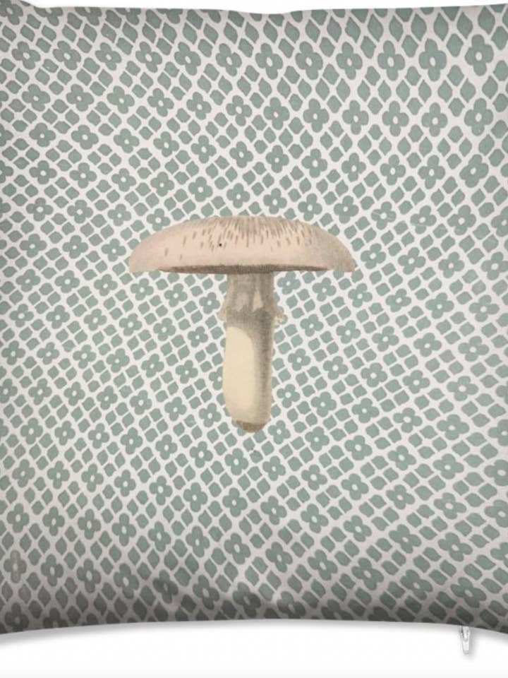 Coussin 18" champignon et abeille pour la vente par Cabin Love