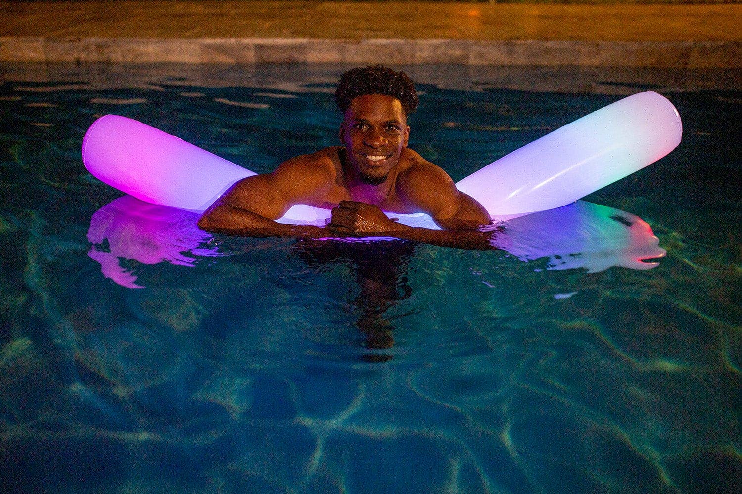 PoolCandy - Vendita all'ingrosso Gonfiabili - PoolCandy gigante gonfiabile illuminato a LED per piscina Noodle Pool2