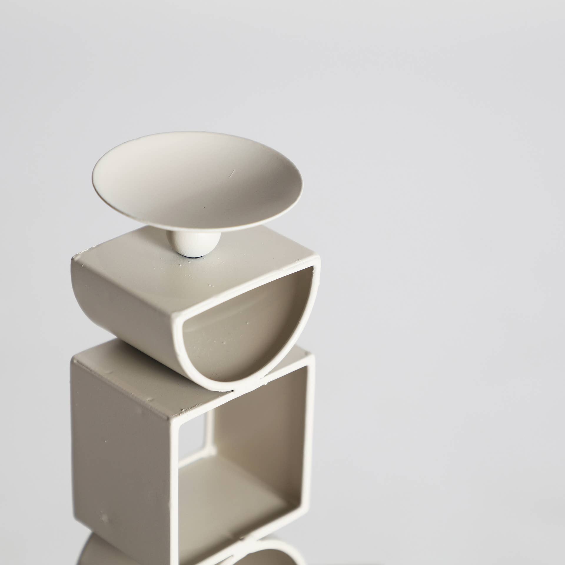 Kodu – Großhandel Kandelaber – Kodu Greyle Kerzenhalter aus Eisen in Off-White, 7x6x26 cm1