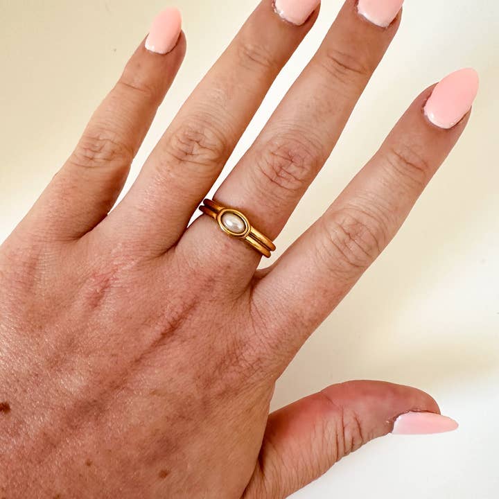 Anello Ovale con Perla (misura 6.5-8) per la vendita all'ingrosso da parte di DRIP JEWELRY