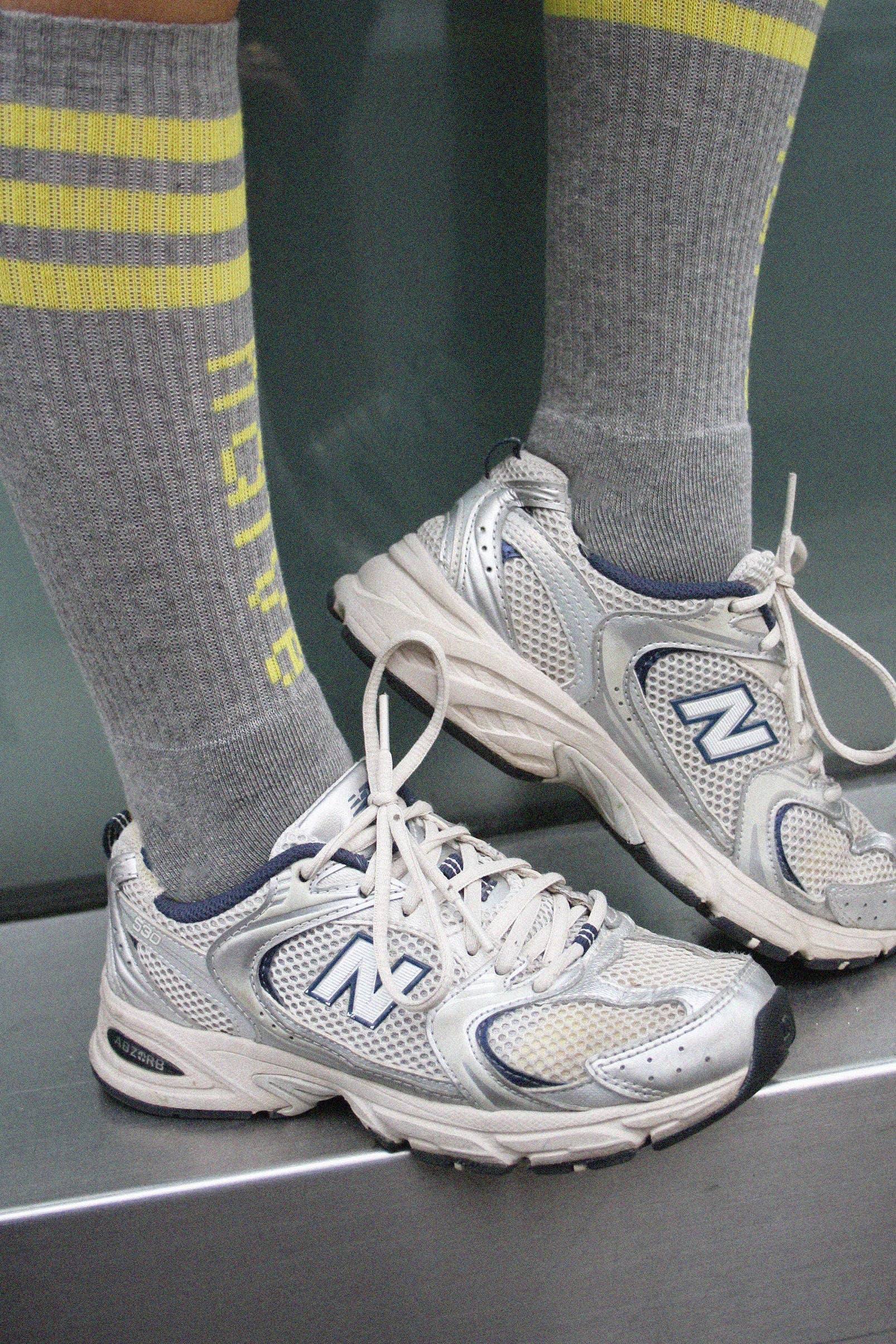 Naïve - Wholesale Socks - Unisex - GRAY SPORT WITH YELLOW STRIPES1