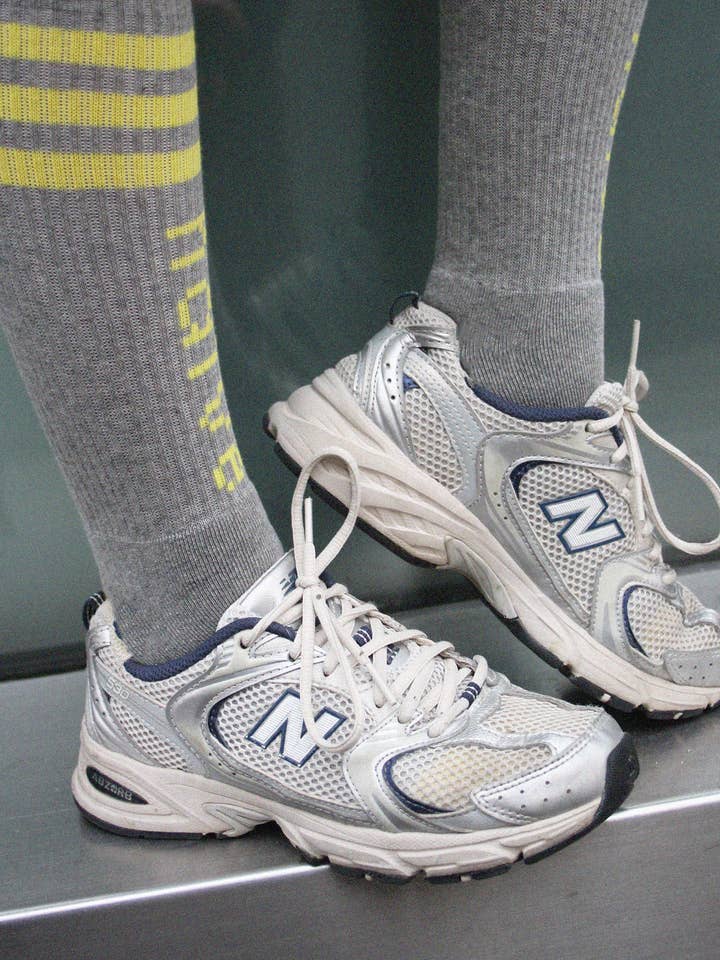 Naïve - Wholesale Socks - Unisex - GRAY SPORT WITH YELLOW STRIPES1