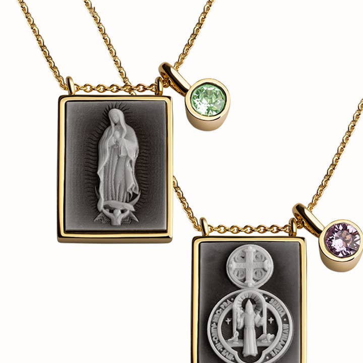 Confezione da 2 collane con scapolare di Guadalupe e San Benedetto per la vendita all'ingrosso da parte di Mina Ro Mina