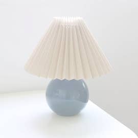 Lampe plissée en céramique - Bleu et beige pour la vente par Mucua