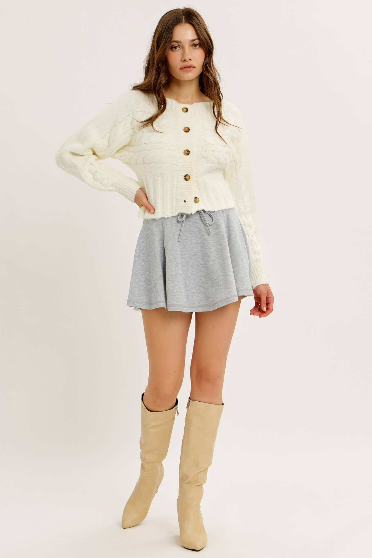 CREMA CARDIGAN SLIM-FIT CON BOTTONI E MAGLIA A TRECCIA ELEVATA in vendita all'ingrosso su Faire