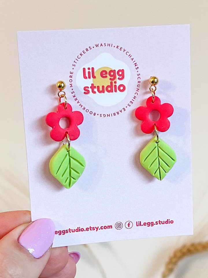 Röd blomma örhänge med blad dingla | guldpläterat stål för wholesale av lil egg studio