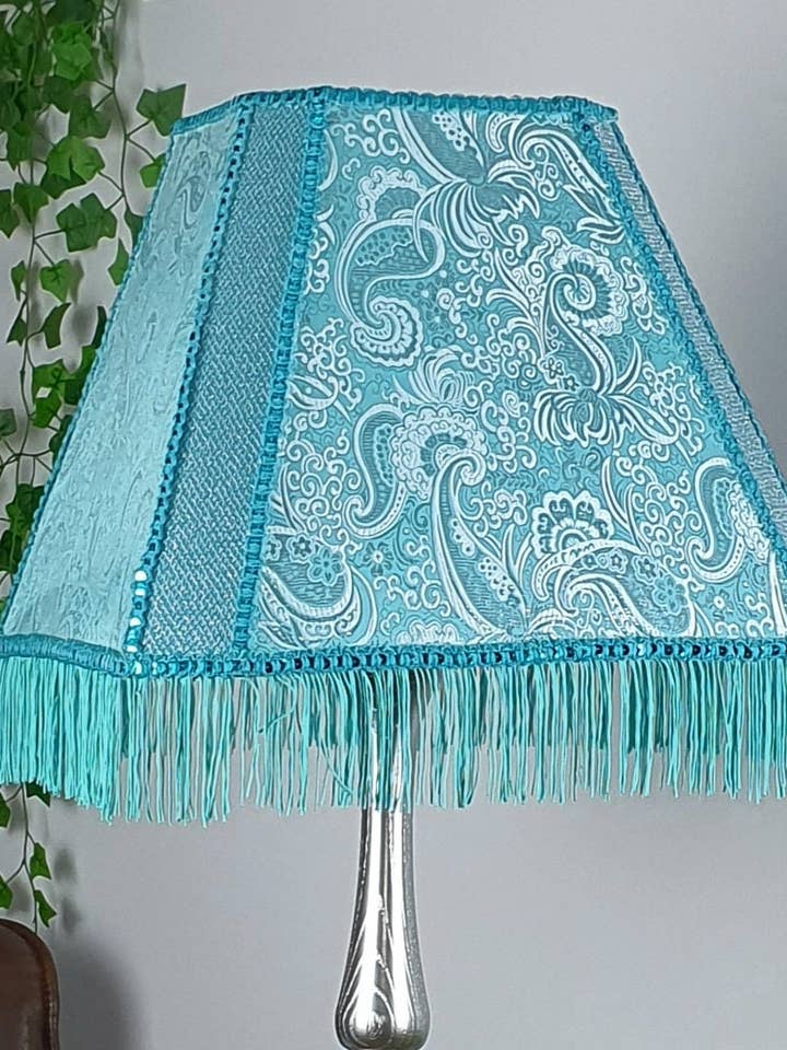 Abat-jour en tissu de couleur turquoise avec des paillettes et des franges. Styles art déco. 3402 pour la vente par DelightLamps