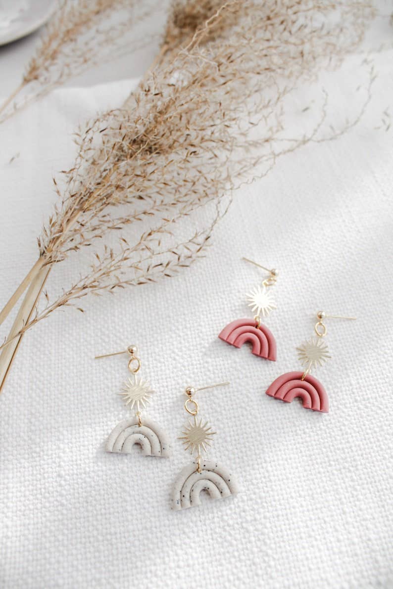 LESVARANDCLAY – wholesale Hängande örhängen – Sunny rainbow - beige bohemiska örhängen med regnbåge och sol3