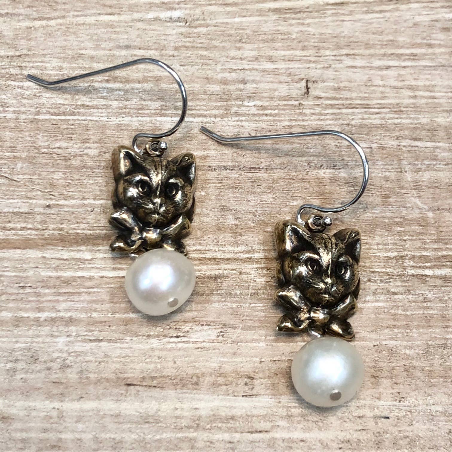 Lorraine Frances Jewelry - Wholesale Dangle Earrings - Fancy Cat With Bow & Pearl Earring2