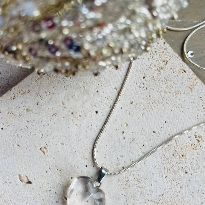 Klar kvarts poleret krystal sten hjerte vedhæng herunder kæde for engroshandel hos Reiju