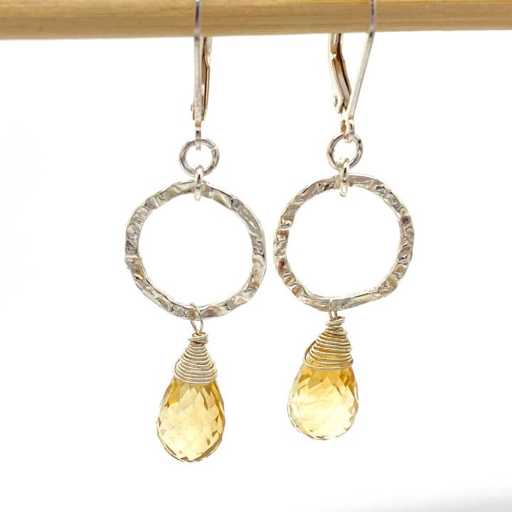 Orecchini a forma di esagono martellato in argento sterling con pietre preziose per la vendita all'ingrosso da parte di Floweredsky Designs