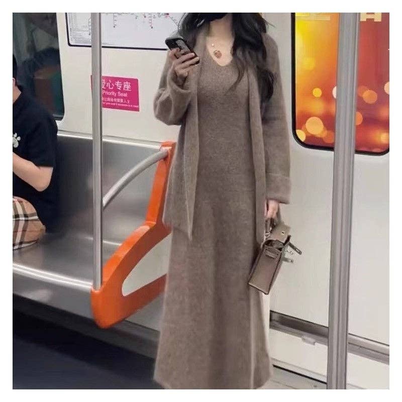 FurDecoration – Großhandel Kleid – Damen – Einfarbiges Midikleid mit lockerer Passform und Strickcardigan-Set5