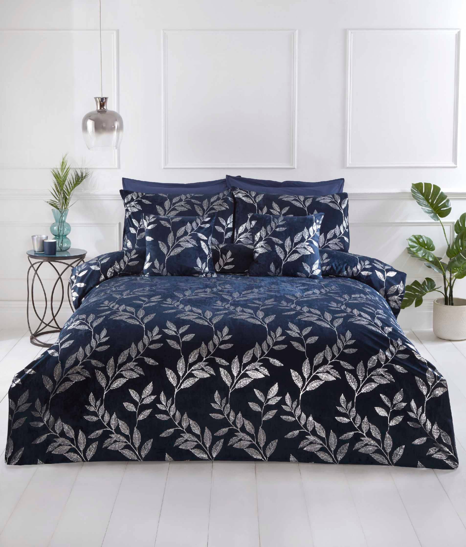 Rapport Home Furnishings Limited – wholesale Bedding pillow – Como Filled Polyester Cushion Navy (43x43 cm)0