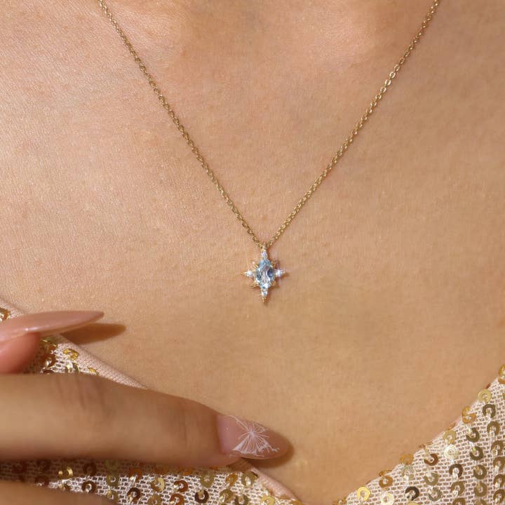 Azura Jewelry – Großhandel Kette mit Anhänger/Charm – Ozean Stern Himmelblau Topas Halskette (Gelbgold)
