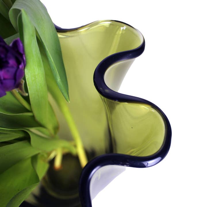 Signature Home Collection GmbH – wholesale Vas – Grön vågig glasvas i blomstermodell5