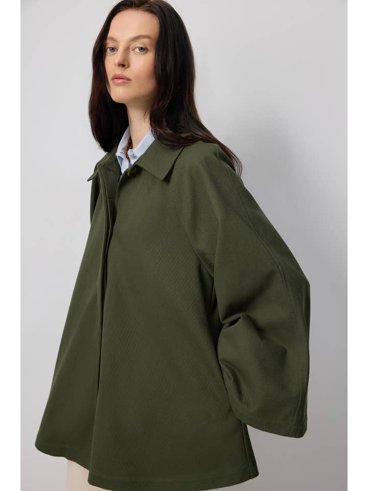 Haki Kurzer Trenchcoat aus Baumwollgabardine – Ausgestelltes Ärmel-Detail für den Großhandel auf Faire3