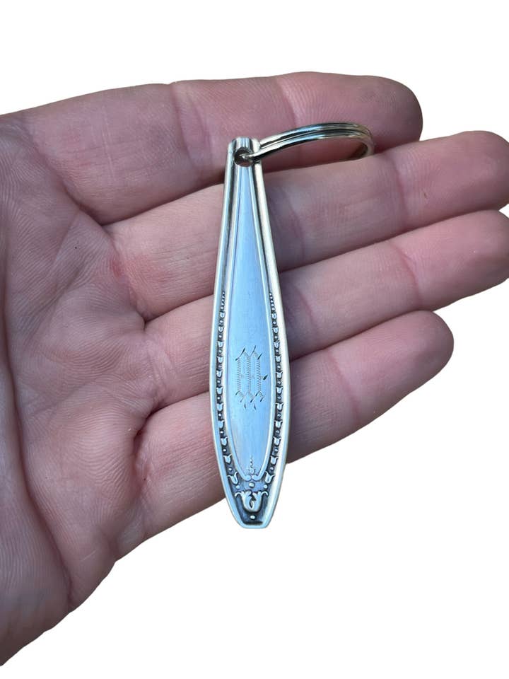 Porte-clés « M » Initial Spoon pour la vente par Made By Melz