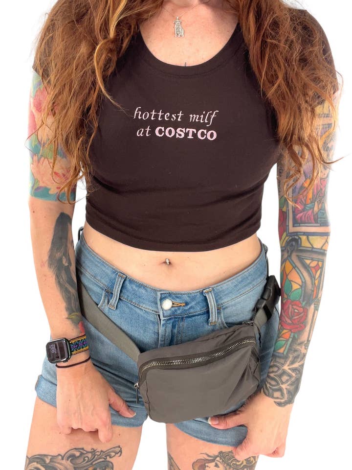 Totally Iced Out – wholesale Linne (Tryckt) - Dam – Hetaste Milf På Costco Broderad Kort Top0