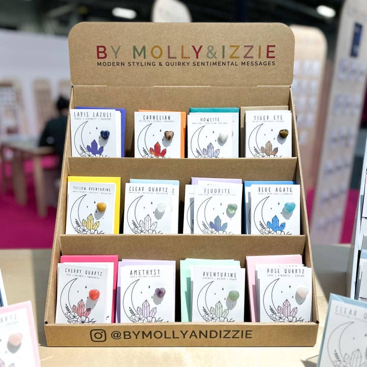 SOPORTE DE EXHIBICIÓN CON FORMA DE CORAZÓN DE CRISTAL COMPLETAMENTE CARGADO para venta al por mayor de by Molly&Izzie