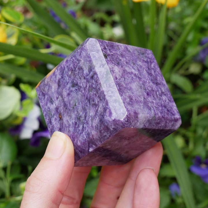 Charoite GROSSE Würfel für den Großhandel von The Healing Sanctuary