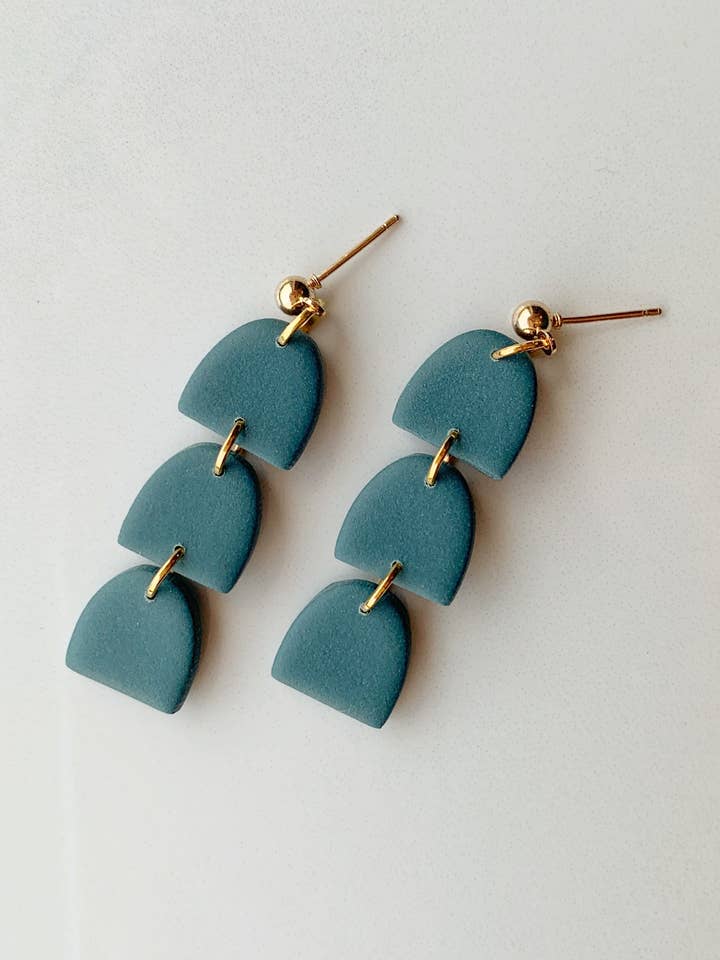 Boucle d'oreille pendante Hazel en bleu sarcelle pour la vente par Clay By Denae