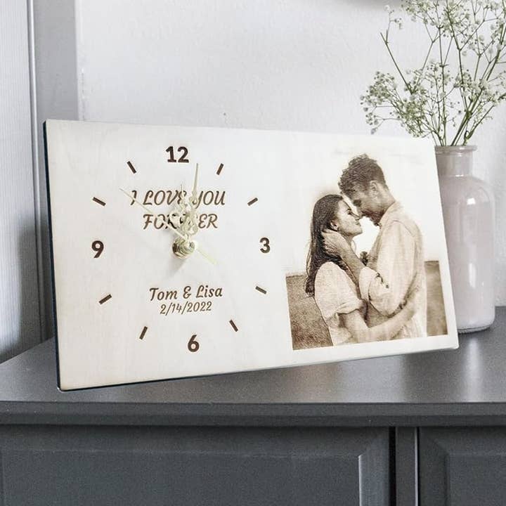 Grande horloge en bois personnalisée pour la vente par YAYATOPIA